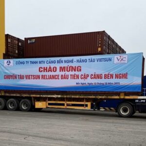 Vietsun Reliance ship docks at Ben Nghe port, completing its first journey from North to South. Tàu Vietsun Reliance cập cảng Bến Nghé, hoàn tất hành trình đầu tiên từ Bắc vào Nam